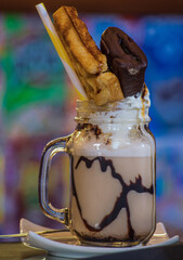 Batido de chocolate con bollería 