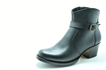 Botin de cuero color negro. Calzado de tacon bajo sobre fondo blanco, espacio para texto al lado izquierdo.