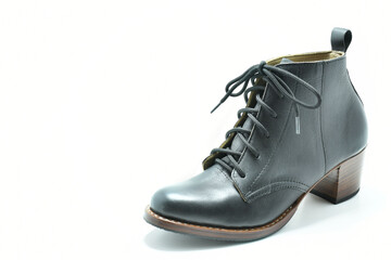 Zapato de cuero color negro. Calzado de tacon bajo sobre fondo blanco, espacio para texto al lado izquierdo.