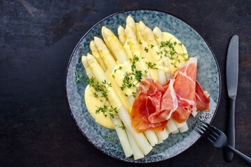 Modern Style traditioneller gedämpfter weißer Spargel mit Rohschinken und Sauce Hollandaise...