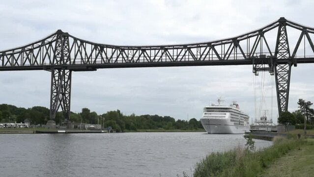Kreuzfahrtschiff Europa 2 an der Rendsburger Hochbr&uuml;cke 