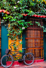 Fototapeta na wymiar Antigua bicicleta en una casa colonial