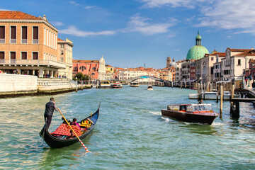 Fototapeta na wymiar gondola in grand canal