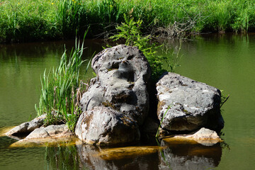 Fototapeta na wymiar rock in the lake