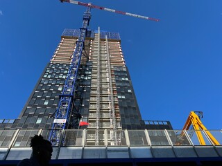 BATIMENT en construction et grue 