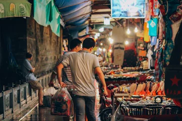 Rugzak night photos of a colorful market in china © Alex Wolf 