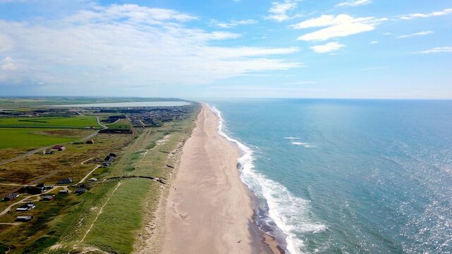Luftaufnahme entlang der endlosen Str&auml;nde an der K&uuml;ste von D&auml;nemark und J&uuml;tland, Vrist mit Blick auf Vejlby Klit, Ferring S&oslash; und den Bovbjerg Fyr im Sommer, Lemvig, D&auml;nemark