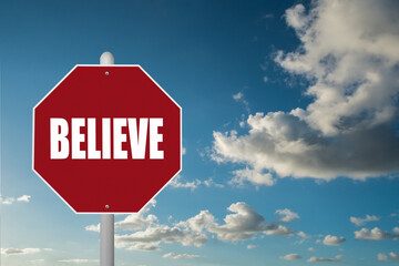 Obraz premium Red stop sign with the word Believe on a blue sky background.