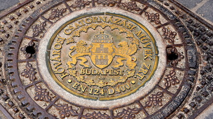 Gusseiserner Kanaldeckel mit Budapester Stadtwappen