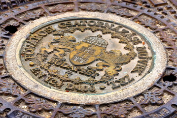 Gusseiserner Kanaldeckel mit Budapester Stadtwappen