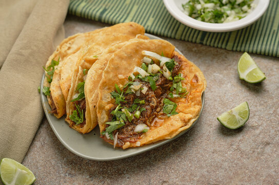 Tacos de birria, tacos estilo mexicano 