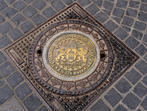 Gusseiserner Kanaldeckel mit Budapester Stadtwappen