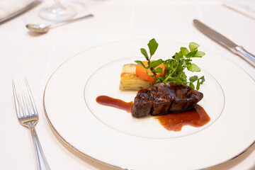 I want to eat the main meat of the course meal as soon as possible