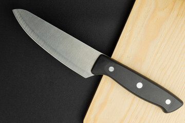 Cuchillo con tabla de corte minimalista.