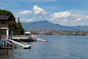 Puerto de Morelos con vista de las montañas y el lago.