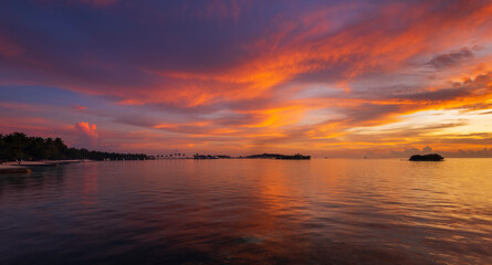 Naklejka premium Sunset on Maldives paradise island holiday resort
