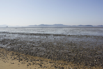 It is a beach with tidal flats.
