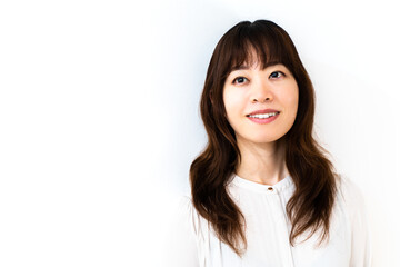 若い女性社員（白背景）