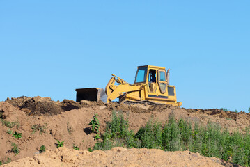 Obraz premium working in a quarry tractor