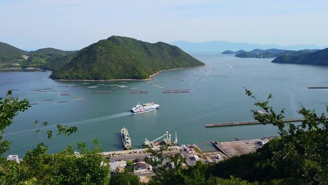 瀬戸内海の島々を縫うように進むフェリー船