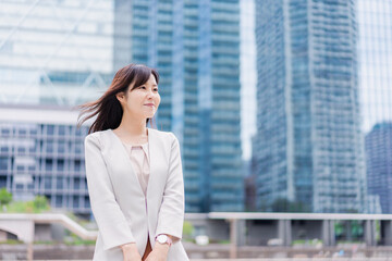 Fototapeta premium 外回りをするビジネスウーマン