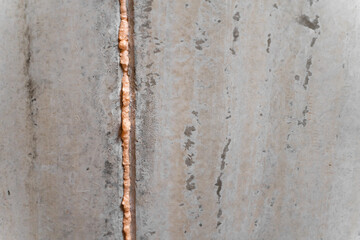 The gap between the concrete floor slabs is filled with mounting foam on the ceiling