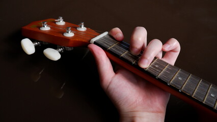 ウクレレでコードを押さえる指 © mashiro