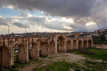 Obraz premium Roman ruins in Jerash town in Jordan. Ancient Roman arch at Jerash town