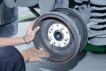 Repair brake drums, replace new brake pads, hand brakes and cylindrical brake drums Rear brake drum...