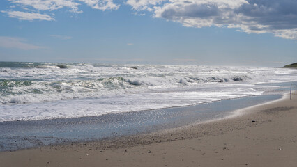 白波が打ち寄せる砂浜と青空／【御前崎ロングビーチ・サーフポイント】日本静岡県