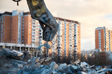 Machine with crusher operates with reinforced concrete