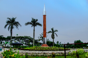 Obraz premium The beautiful Bebaya Samarinda Park has a pencil monument, various kinds of plants, and various photo spots for small buildings.
