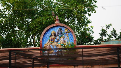 statue of shiv parvati with ganesha image