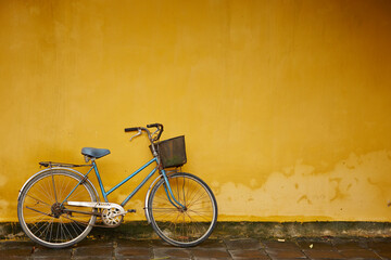 Fototapeta na wymiar old bicycle on a brick wall