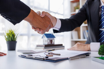 Handshake Real estate brokerage agent Deliver a sample of a model house to the customer, mortgage loan agreement Making lease and buy and sell house And contract home insurance mortgage loan concept - obrazy, fototapety, plakaty