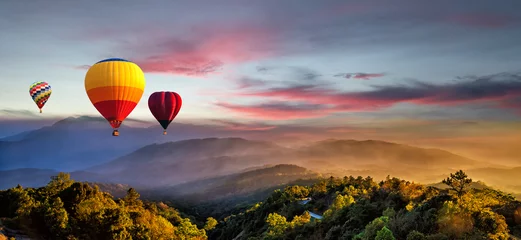 Fotobehang Drijvende heteluchtballonnen in kleurrijke lucht op zonsondergang bergzicht, Chiang Mai Thailand © somchairakin