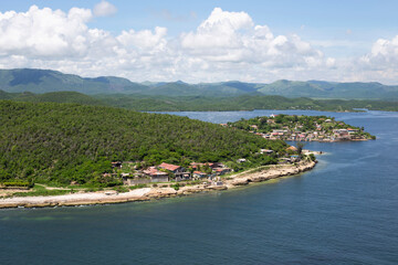 海と空と雲と緑と町
