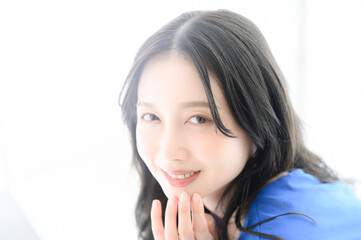 Fototapeta premium 綺麗なお姉さんのイメージにピッタリな女性 カメラ目線