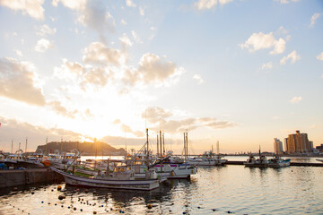 江ノ島が見える夕方の海