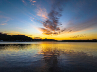 Obraz premium High cloud sunrise at the waterfront