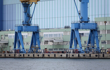 Lastkran an einem Hafen