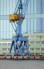 Lastkran an einem Hafen