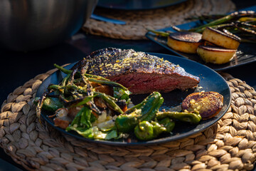 Steak, medium, grillen, flanksteak, rind, rindfleisch, gemüse, teller, tisch, essen, lecker