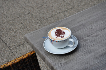 Kaffeepause: der Cappuccino steht auf dem Tisch.