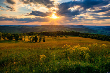 Obraz premium Sonnenuntergang, Abendrot, Wolken, Rhön, Hessen, Bayern, Thüringen, Sonne, Abendstimmung, Blumenwiese, Raps