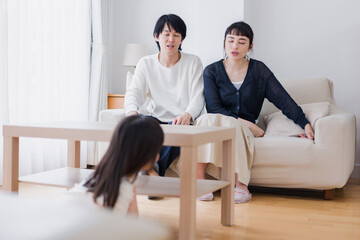 娘に叱る両親