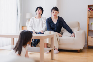 娘に叱る両親