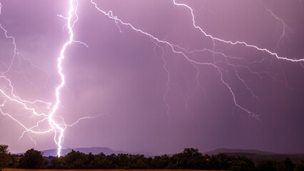 Puissance de la foudre, power of lightning over the mountains at night