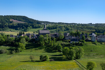 Le village pittoresque de Chastreix dans les Monts Dore dans le massif du Sancy dans le département du Puy-de-Dôme au printemps en France