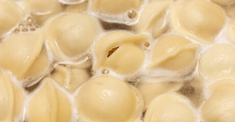 Dumplings made from dough and meat are boiled in boiled water.